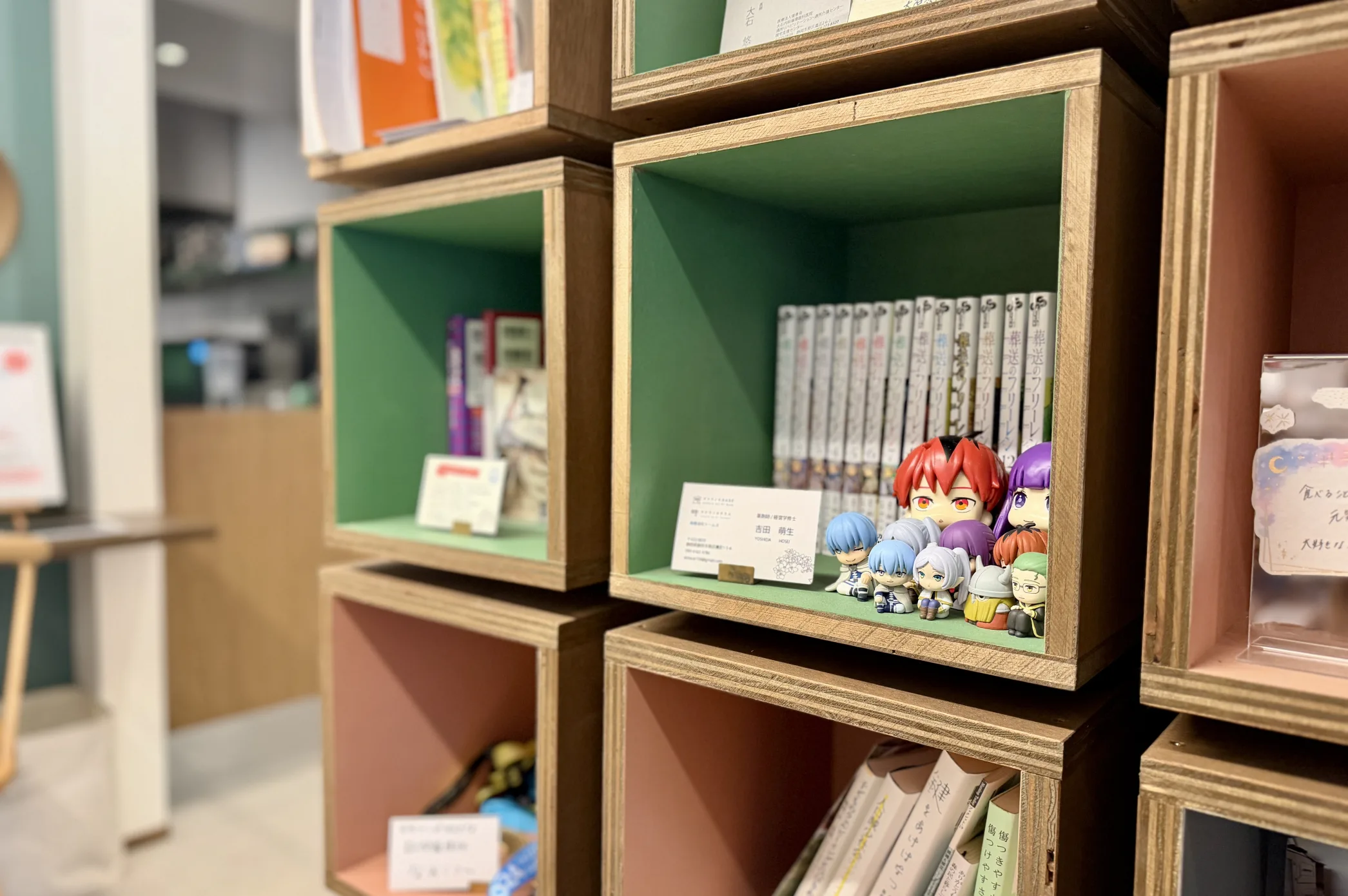 色とりどりの一箱が並ぶサクラノキBOXの貸し棚