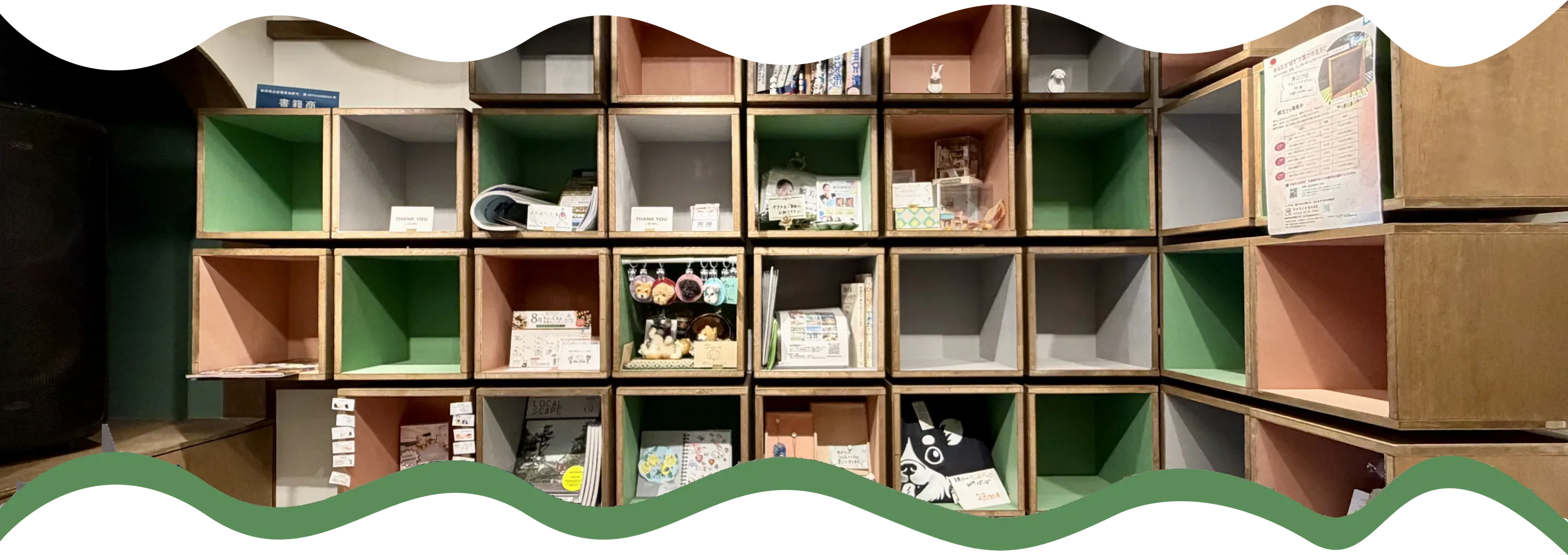 サクラノキBOXの棚が一面に並ぶ様子